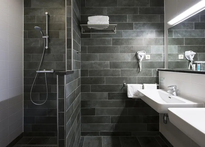 Hotel Bastion Amsterdam Airport 4*